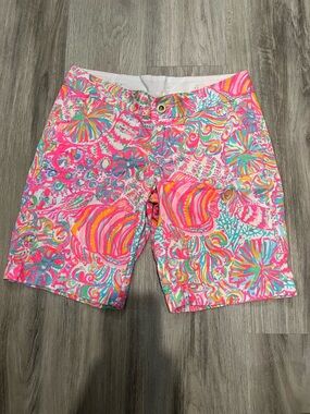 Lilly Pulitzer "The Chipper" Bermuda Shorts. Swish Fish Tropical. Size 4. 10”